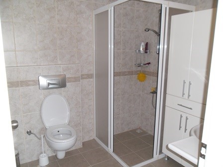 aangrenzende badkamer met douche